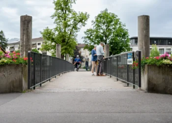 Farben im Licht: Temporäre Kunstinstallation auf dem Göttibachsteg. Öffentliche Vernissage Freitag, 26. Juni 2026, 18.00 Uhr Göttibachsteg, Thun
