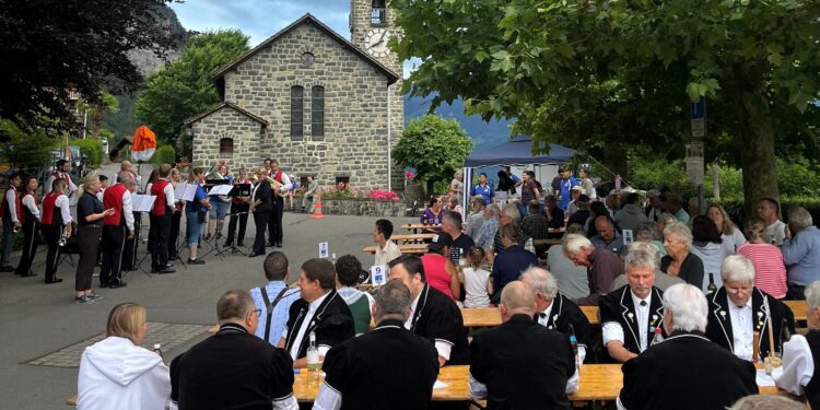 Folklore, Gemeinschaft und Sonnenuntergang: Ein gelungener Abend in Merligen