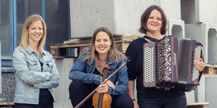 Trio InterFolk begeisterte erstmals im Alpentheater Kiental