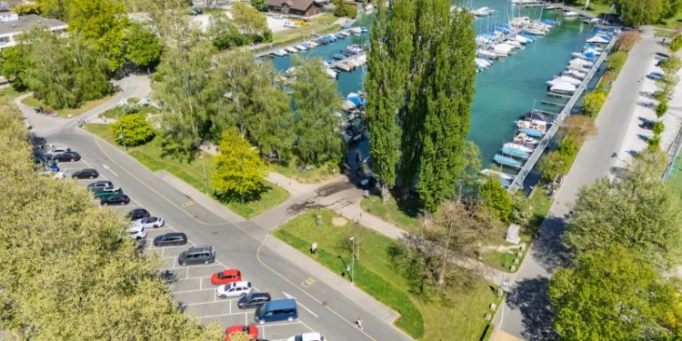 Fussweg am Lachenkanal wird für Velos freigegeben – Neue Abstellplätze und mehr Grün