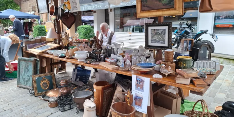 Über 100 Aussteller an der Brocante und am Markt in Saanen