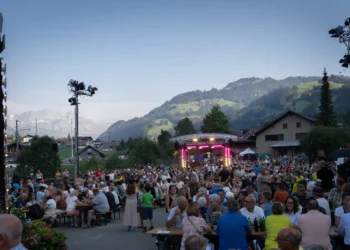 Rund 3’000 Menschen feiern den SRF «Donnschtig-Jass» in St. Stephan