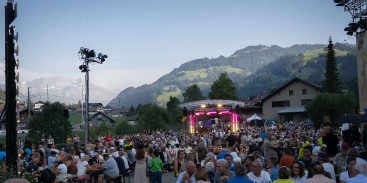 Rund 3’000 Menschen feiern den SRF «Donnschtig-Jass» in St. Stephan